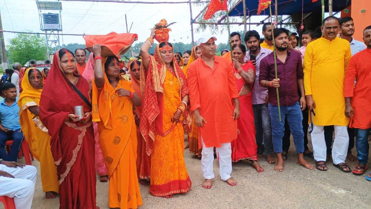 Giridih News :खंभरा में भगवती मंदिर में प्राण प्रतिष्ठा को ले कलश यात्रा