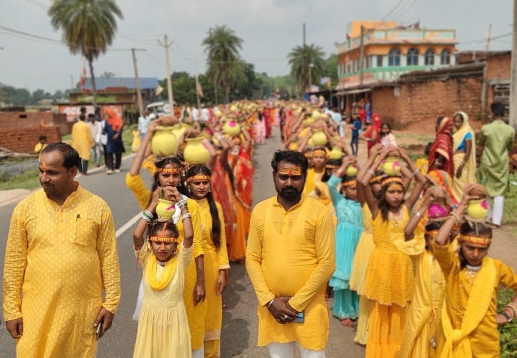 Giridih News :कलश व पिंडा स्थापना को ले निकली जलयात्रा