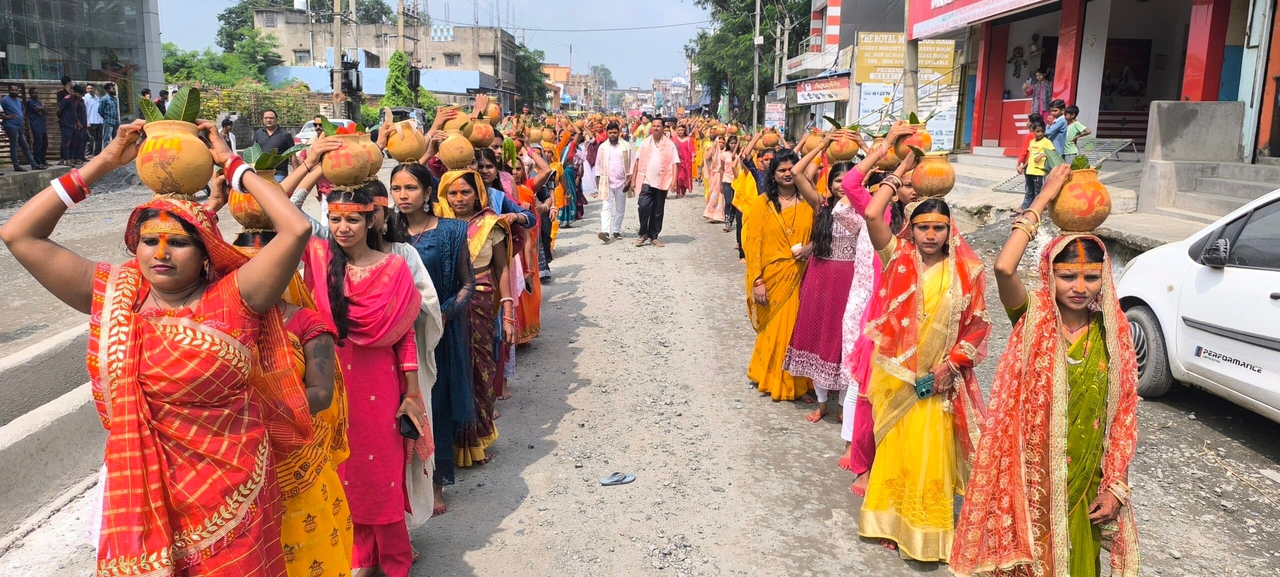 Giridih News :शारदीय नवरात्र को लेकर निकली भव्य कलश यात्रा