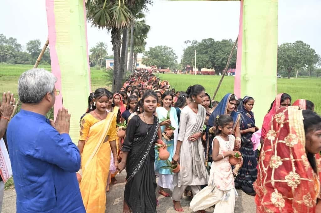 हरिपुर में दुर्गा पूजा पर श्रद्धालुओं ने निकाली कलश शोभायात्रा