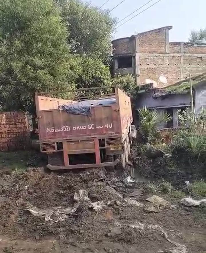 कैथपुरा गांव के समीप घर में घुसा अनियंत्रित ट्रक, बाल-बाल बचे परिवार के सदस्य