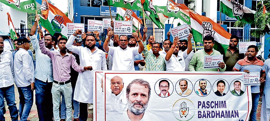 दुर्गापुर में नगर निगम चुनाव की मांग पर युवा कांग्रेस ने किया प्रदर्शन