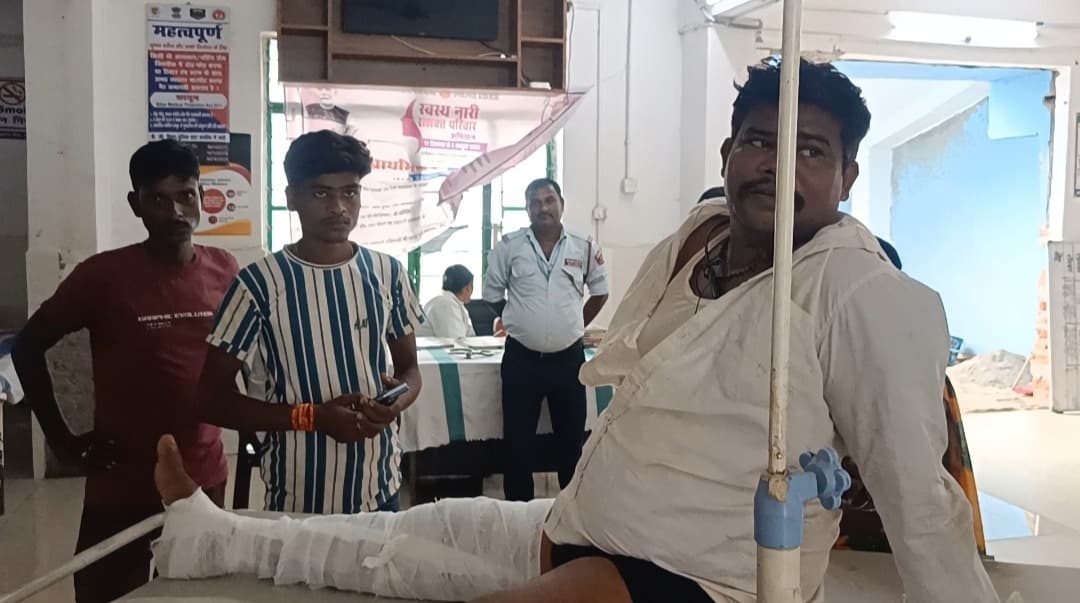 दो बाइकों की टक्कर से एक व्यक्ति का टूटा पैर