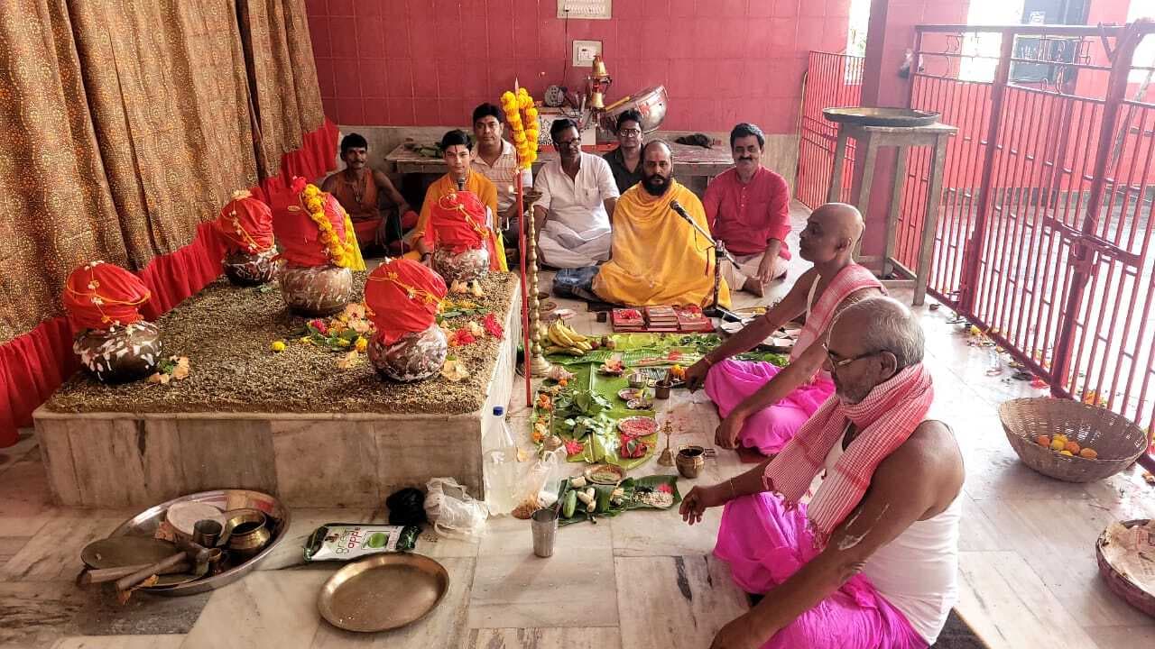 Madhubani News : कलश स्थापन के साथ शारदीय नवरात्र शुरू