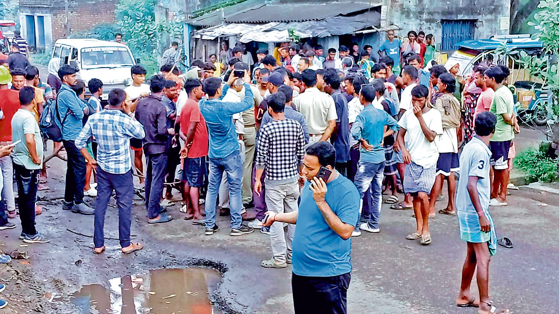सड़क हादसे में मजदूर की हुई मौत मुआवजे की मांग पर चक्का जाम