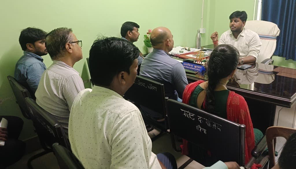 बीडीओ ने आवास सहायकों के साथ की समीक्षा बैठक