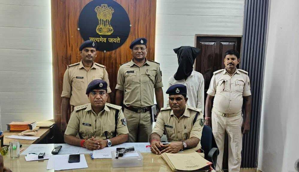 Madhubani News : वाहन जांच के दौरान कट्टा के साथ युवक गिरफ्तार