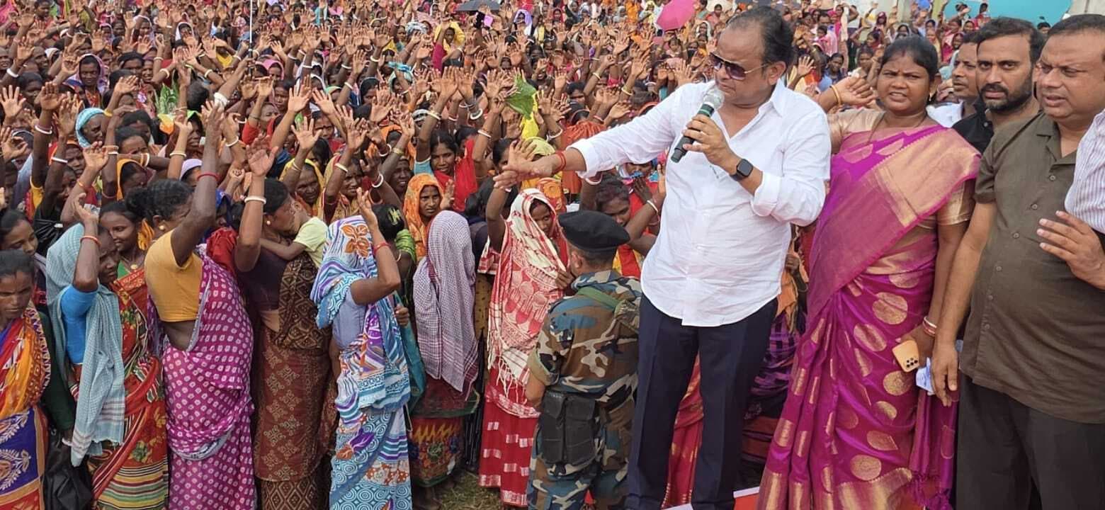 मंत्री ने दुर्गापूजा को लेकर वस्त्र का किया वितरण