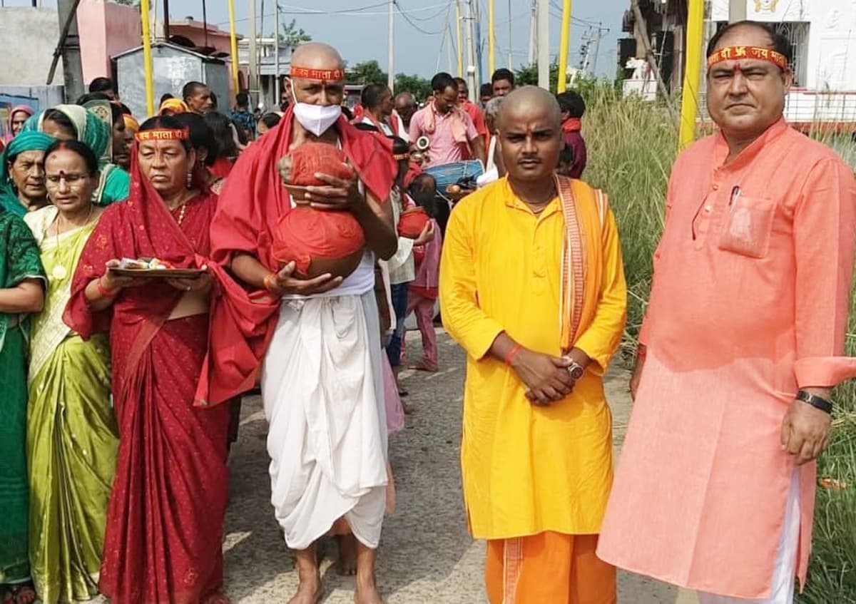 ढोल गाजे बाजे के साथ निकाली गयी कलश शोभायात्रा