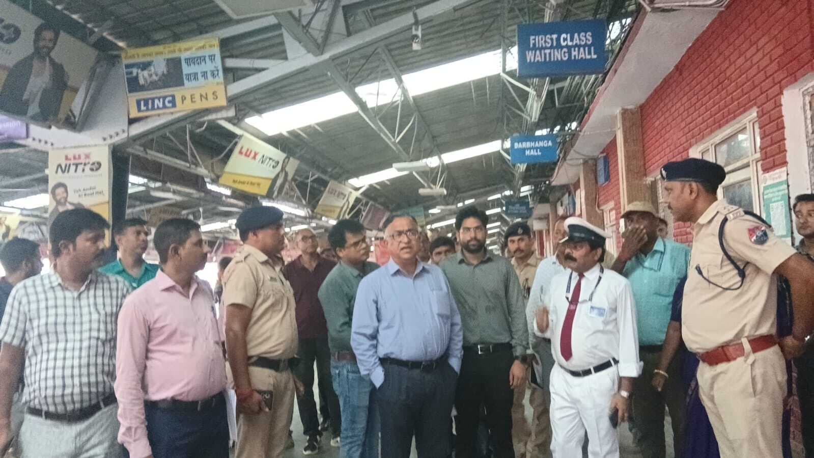 Darbhanga News: डीआरएम ने दरभंगा जंक्शन का किया निरीक्षण, की यात्री सुविधाओं की पड़ताल