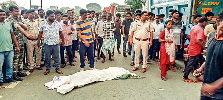 East Singbhum News : हाइवा के धक्के से युवक की मौत, आठ घंटे सड़क जाम