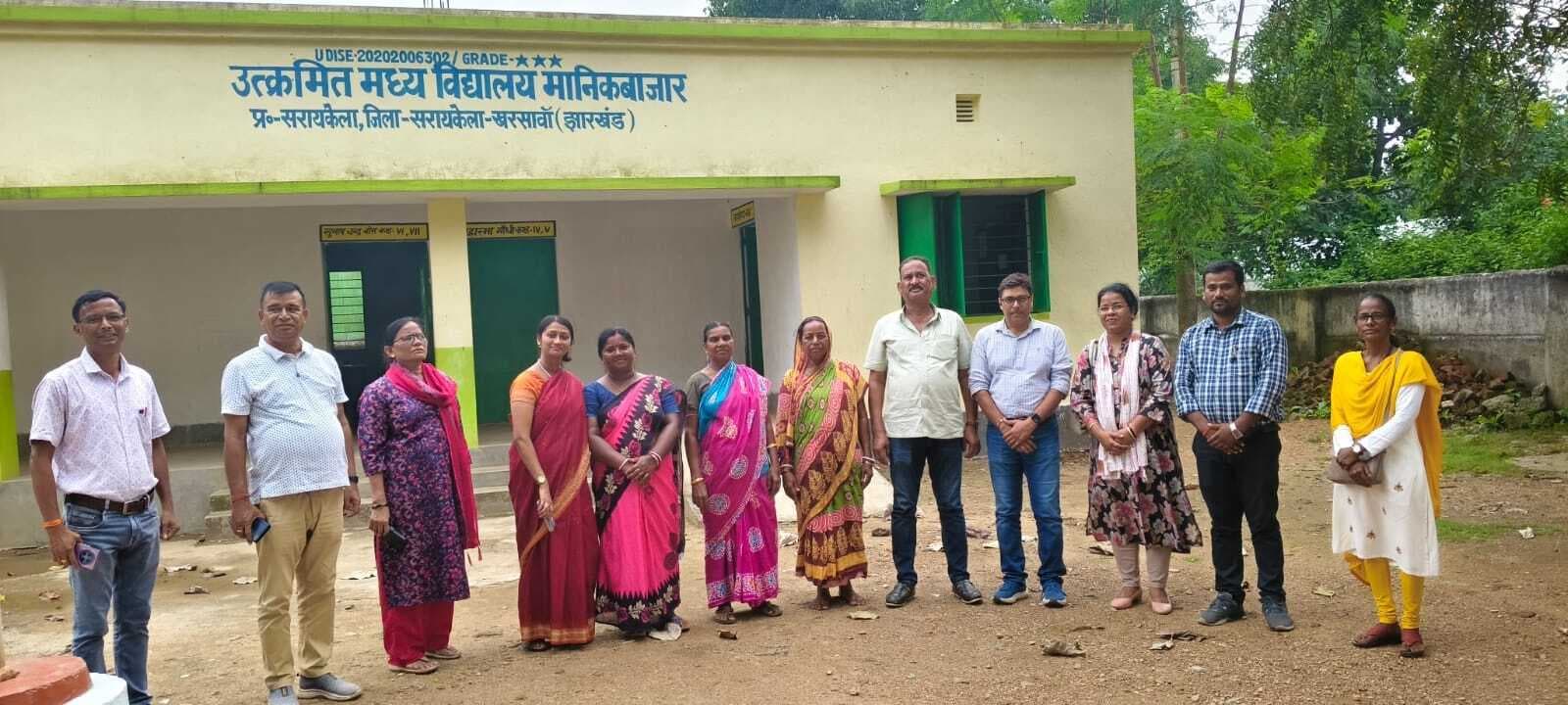 Seraikela Kharsawan News : नवसाक्षरों को जांच परीक्षा हुई स्टेट टीम ने किया निरीक्षण