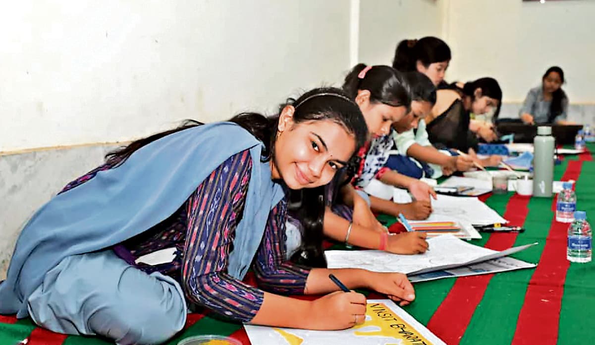 Sundargarh News: विद्यार्थियों व युवाओं ने कैनवास पर उकेरा विकसित भारत का सपना