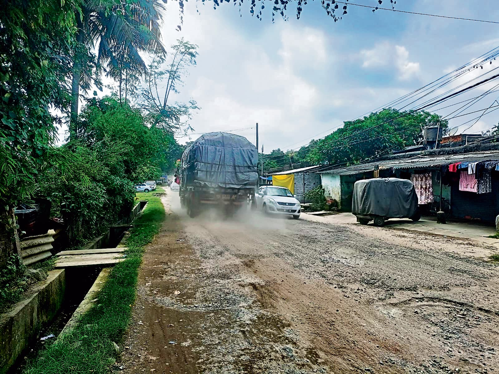 Rourkela News: बंडामुंडा-राउरकेला मुख्य सड़क पर गड्ढों और उड़ती धूल से दुर्घटनाओं की आशंका बढ़ी