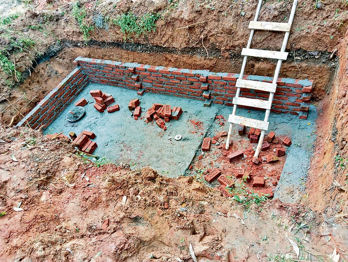 East Singbhum News : निर्माणाधीन प्रयोगशाला की छत व दीवारों से रिसाव, लापरवाही की शिकायत