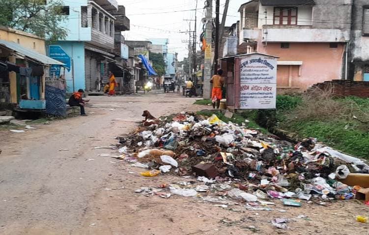 सफाई व्यवस्था फेल होने पर श्रद्धालु कचरे के बीच पहुंचे मंदिर