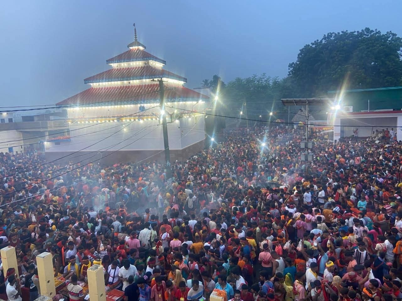 तिलडीहा मंदिर में श्रद्धालुओं का उमड़ा जनसैलाब