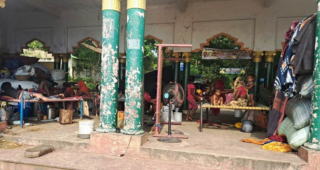 नवरात्र से वंचित रह गये बाढ़ प्रभावित परिवार, जी रहे खानाबदहोश की जिंदगी