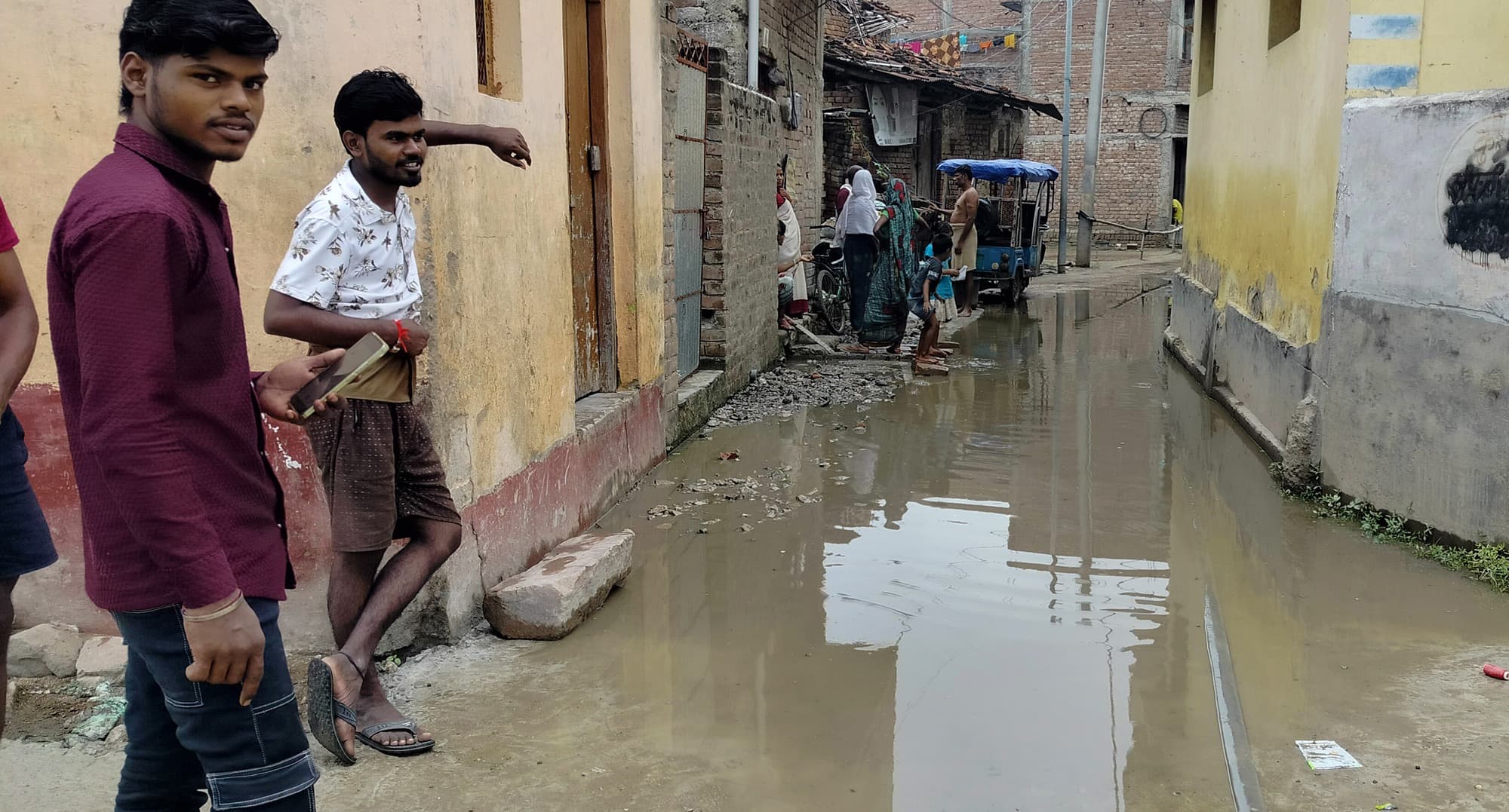 गरीबनगर में नयी सड़क के ढलाई से पासवान टोली के रोड पर  जलजमाव