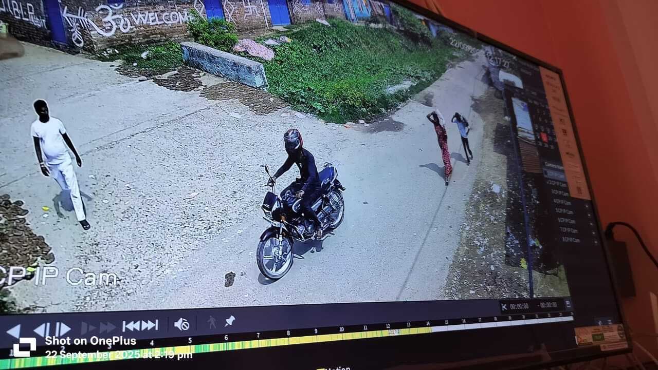 दिनदहाड़े बाइक चोरी, वारदात सीसीटीवी कैमरे में हुई कैद