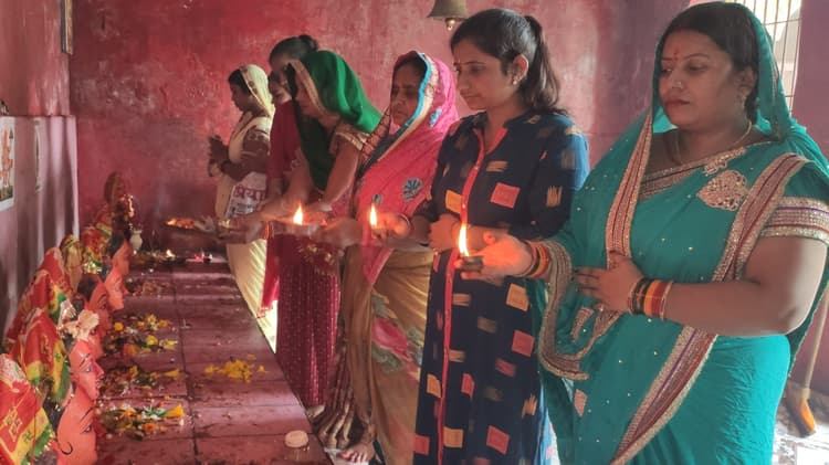 श्रद्धालुओं ने मां ब्रह्मचारिणी की आराधना कर की संयम, त्याग और तप की कामना