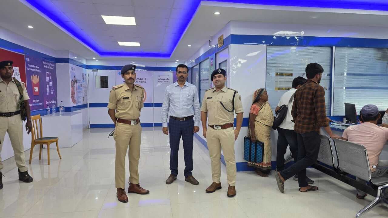 बैंक की सुरक्षा व्यवस्था का एसडीपीओ ने लिया जायजा