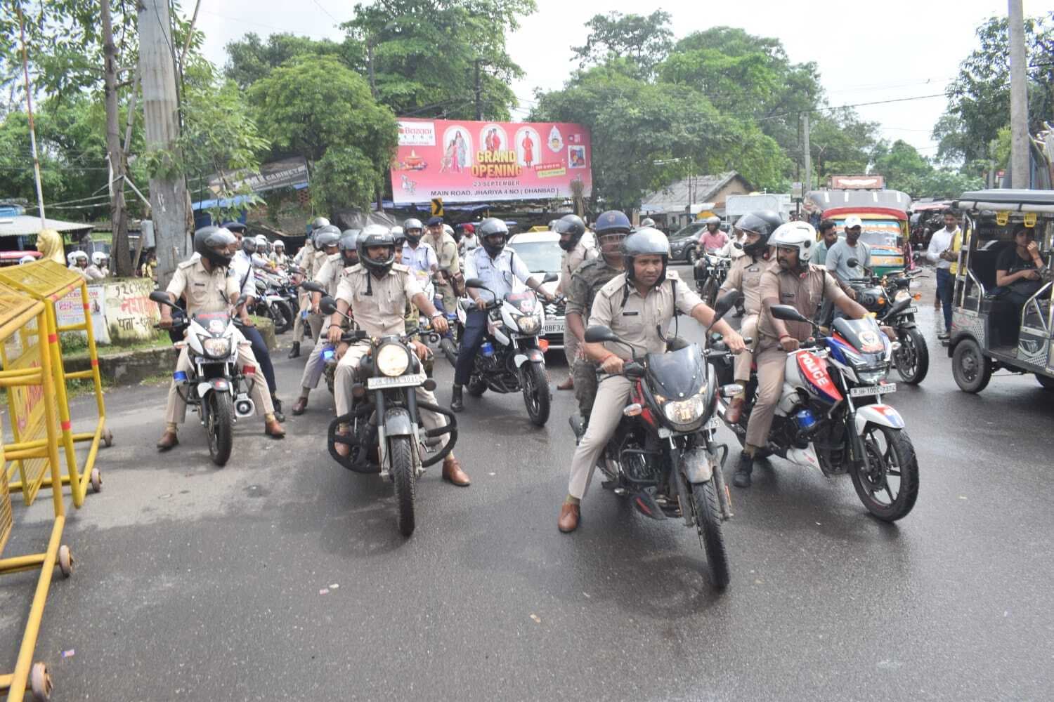 Dhanbad News : दुर्गा पूजा को ले झरिया पुलिस ने किया फ्लैग मार्च