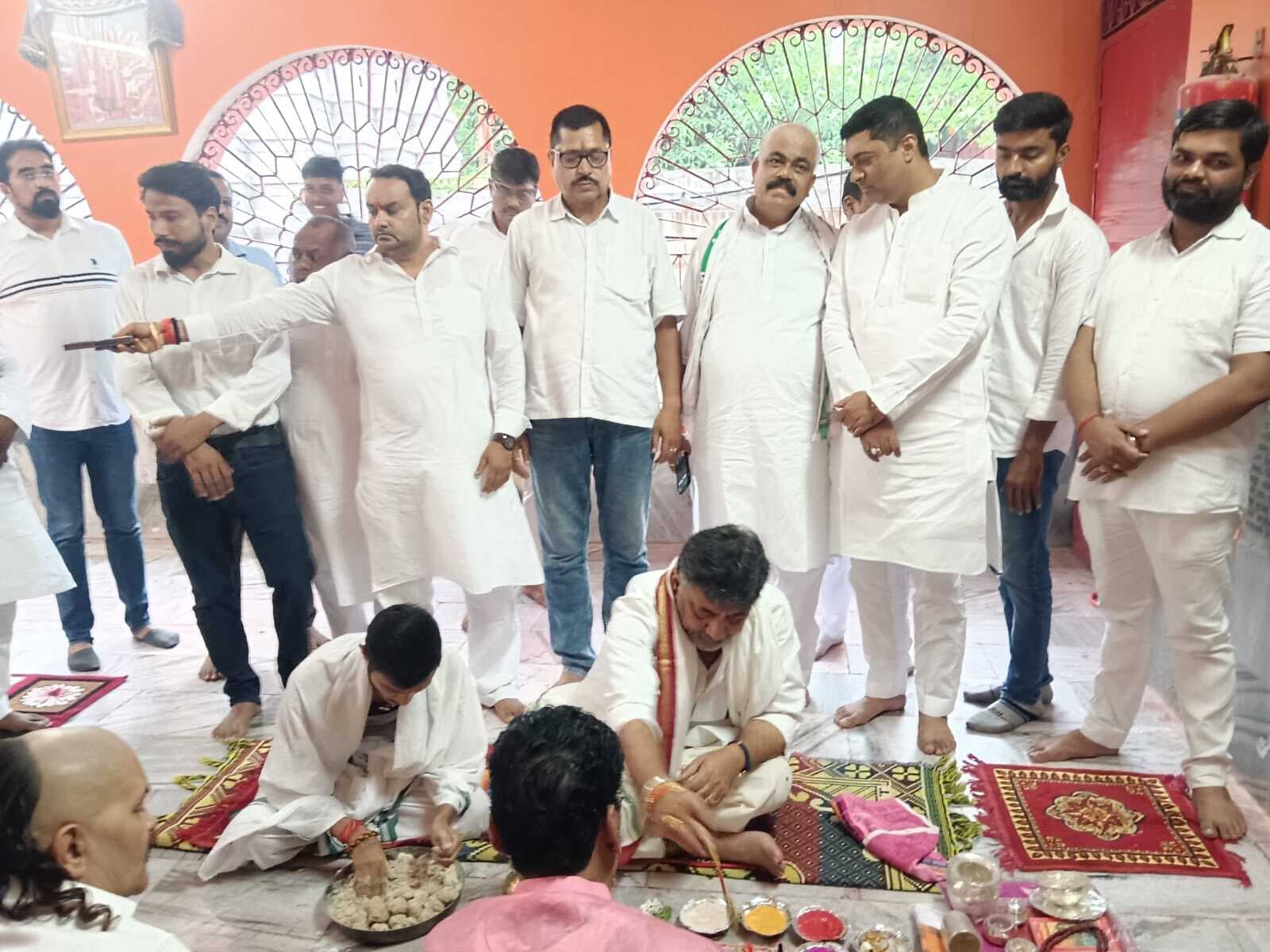 कर्नाटक के डिप्टी सीएम डीके शिवकुमार ने पितरों को किया पिंडदान