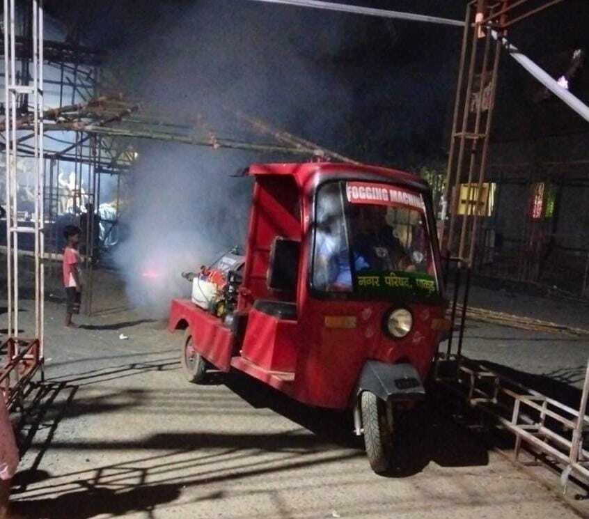 नप ने दु्र्गापूजा पंडालों के पास कराई फॉगिंग
