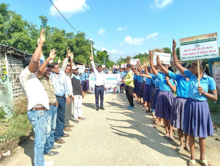 स्वच्छता को लेकर स्कूली बच्चों को दिलायी गयी शपथ, निकाली जागरूकता रैली