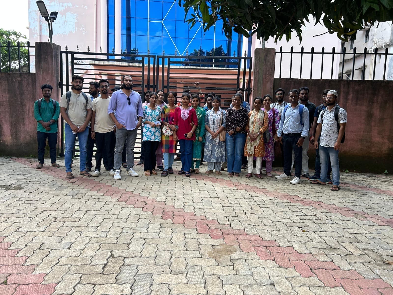 छात्रों ने केकेएम बीएड कॉलेज के प्रशासनिक भवन में जड़ा ताला