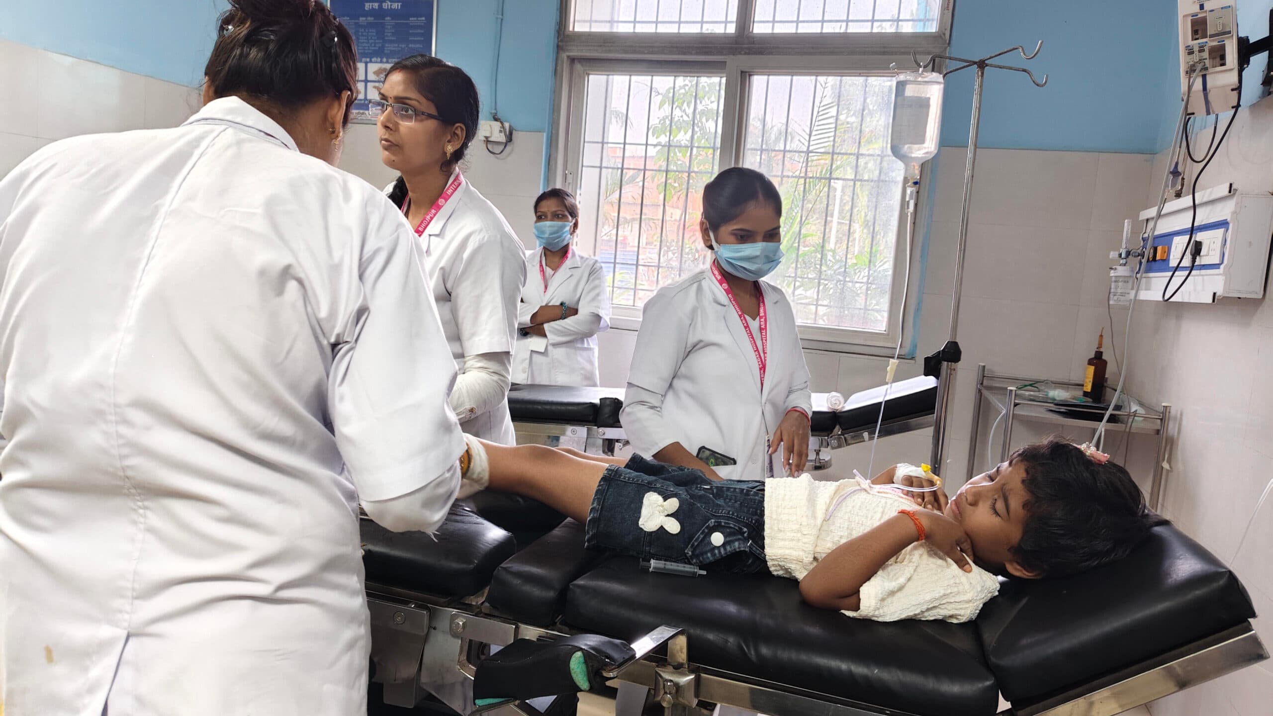 ऑटो के धक्के से बाइक सवार बच्ची जख्मी