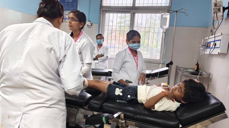 ऑटो के धक्के से बाइक सवार बच्ची जख्मी