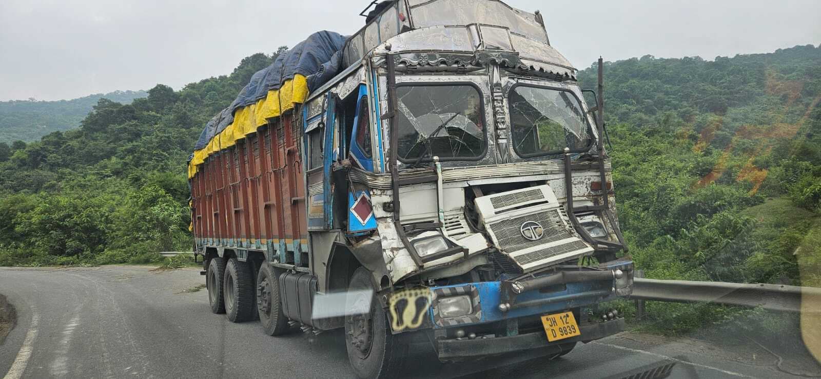 ट्रक व हाइवा की टक्कर, चालक और उपचालक