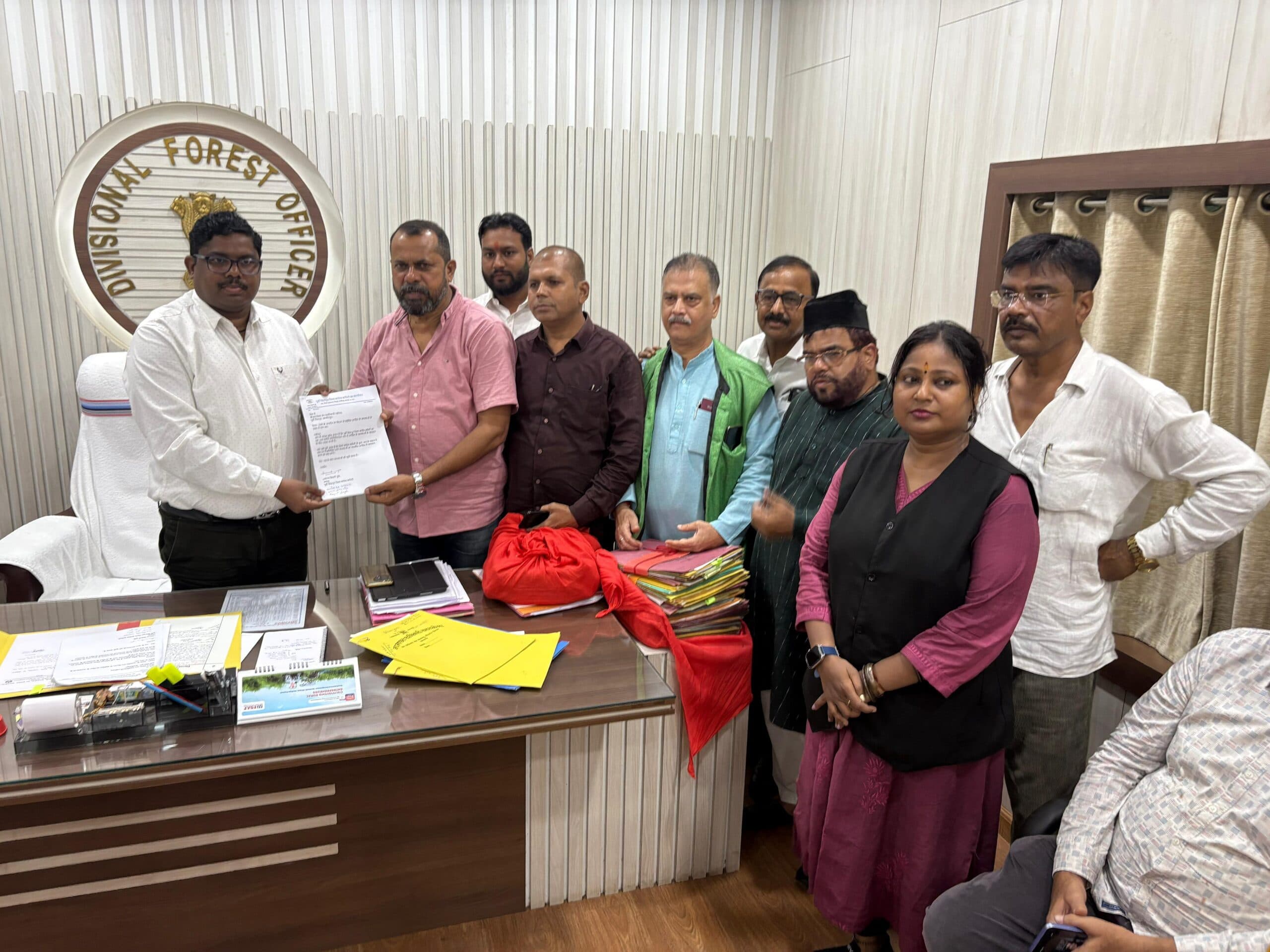 Jamshedpur news. दलमा सफारी का विकास व पलायन रोकने को लेकर कांग्रेस प्रतिनिधिमंडल ने डीएफओ से की मुलाकात, सौंपा ज्ञापन