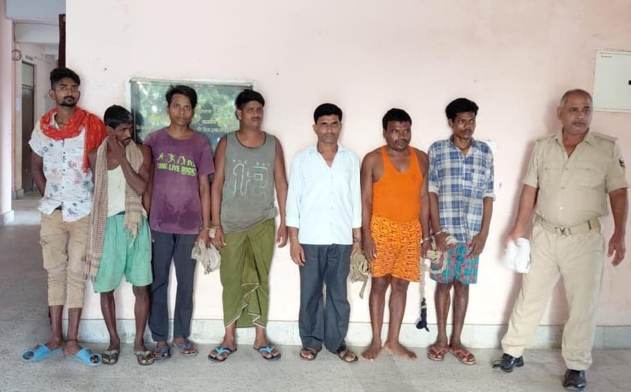 दो तस्कर तीन लीटर शराब संग गिरफ्तार, पांच शराबी भी पकड़े गए