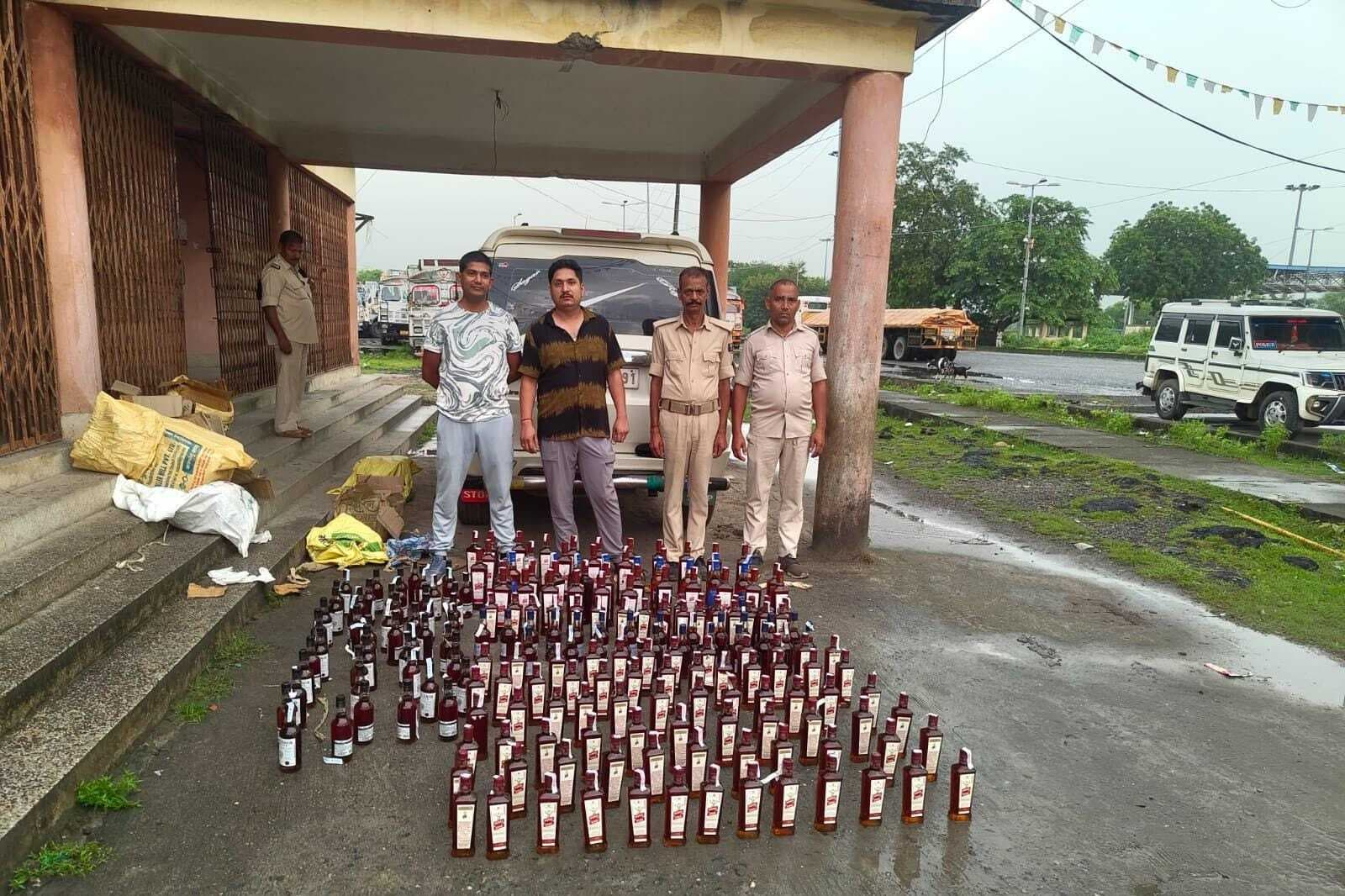 बोलेनो से 198 बोतल शराब जब्त