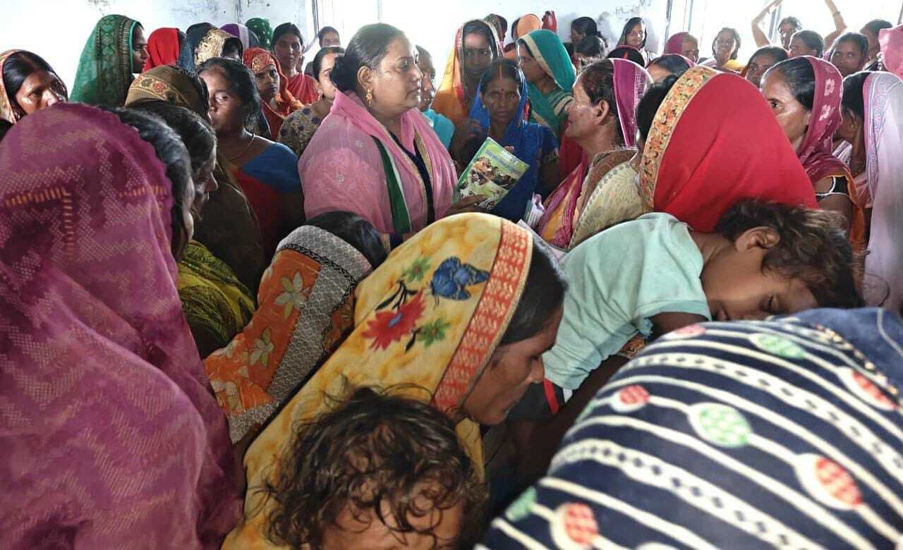 बैकुंठपुर में जदयू की महिला टीम ने बांटी बुकलेट, हैंडबिल और स्टिकर