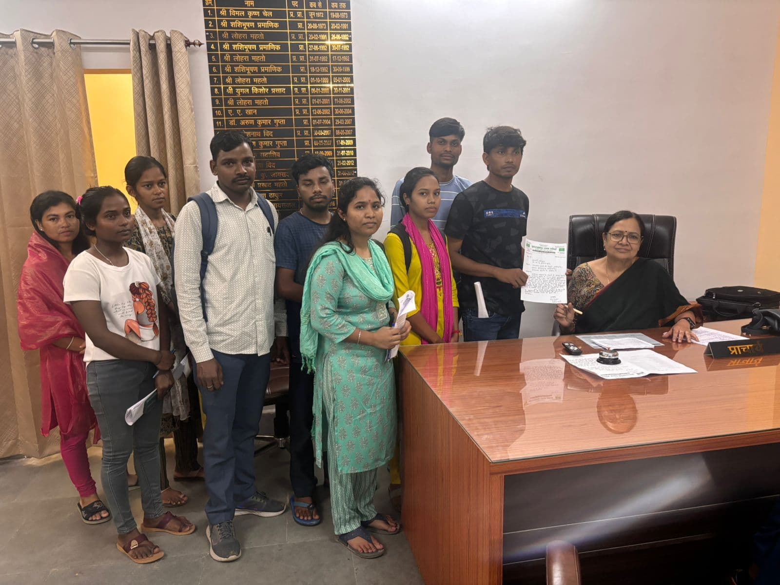 पासआउट छात्रों को सर्टिफिकेट निर्गत करने की मांग