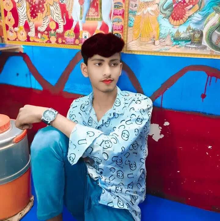 बेटे का शव लेकर थाने पहुंचे परिजन