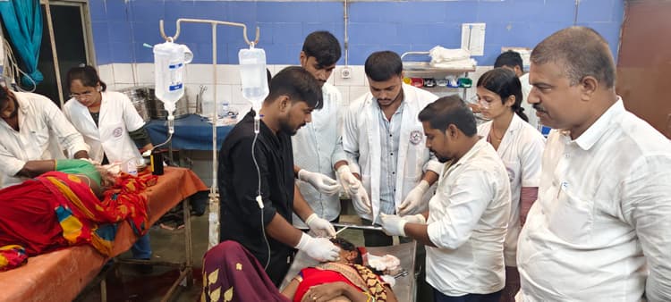 महुआधाम मेला जा रहे श्रद्धालुओं का ऑटो ट्रक से टकराया