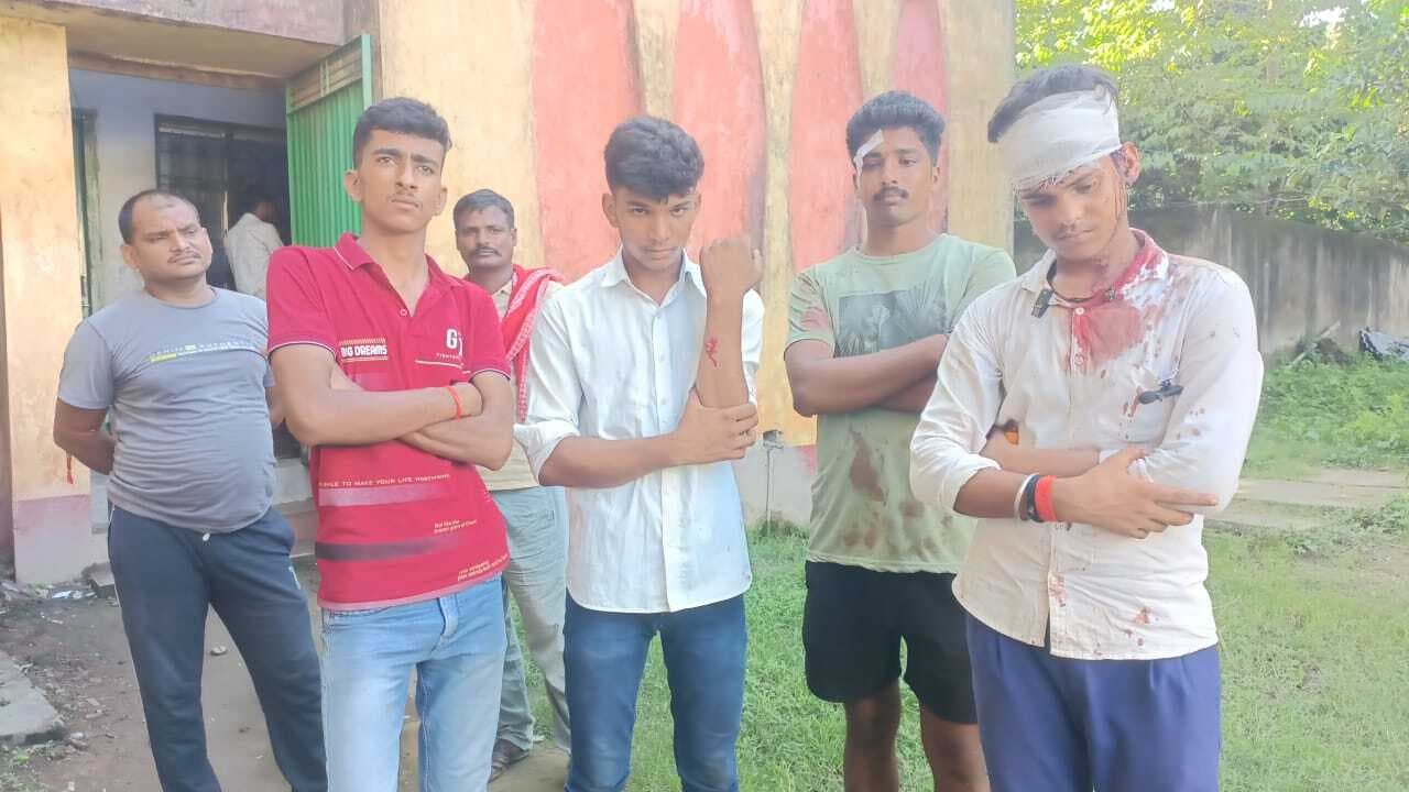 बड़हिया प्लस टू विद्यालय बना रणक्षेत्र, हथियारबंद युवकों के हमले में चार छात्र गंभीर