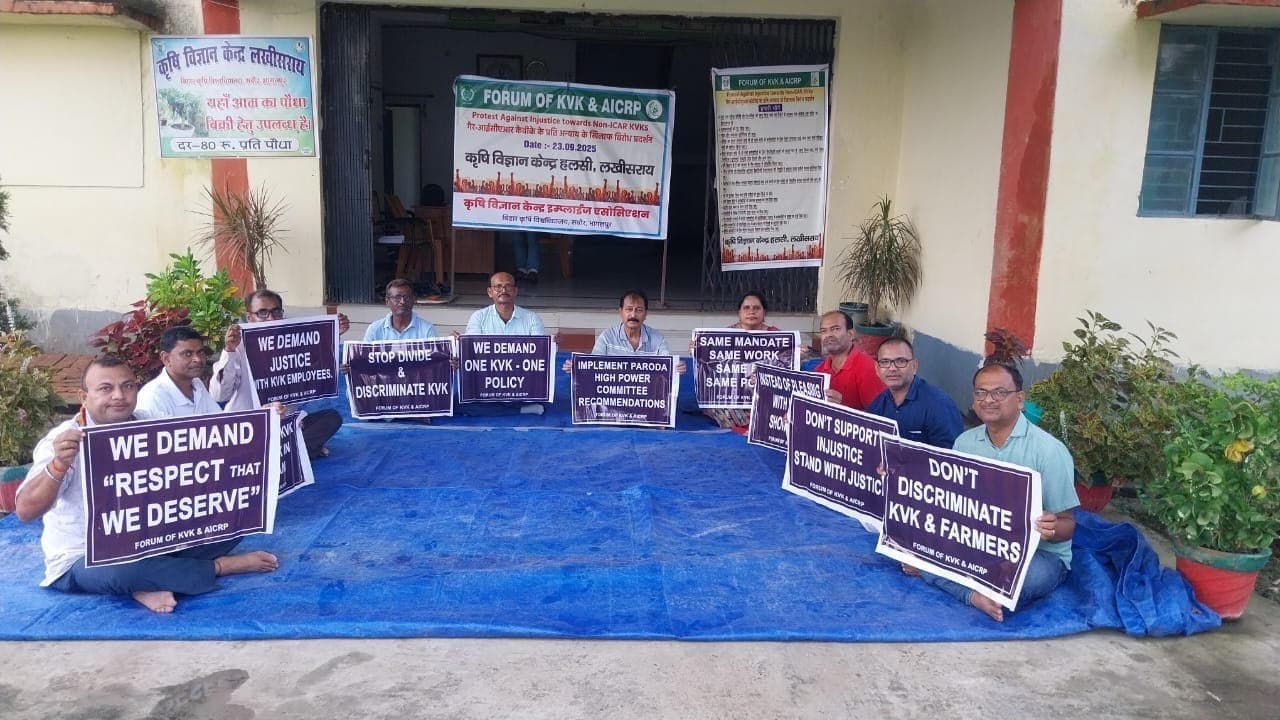 भेदभाव के खिलाफ हड़ताल, हलसी केवीके के वैज्ञानिक व कर्मचारी धरने पर बैठे