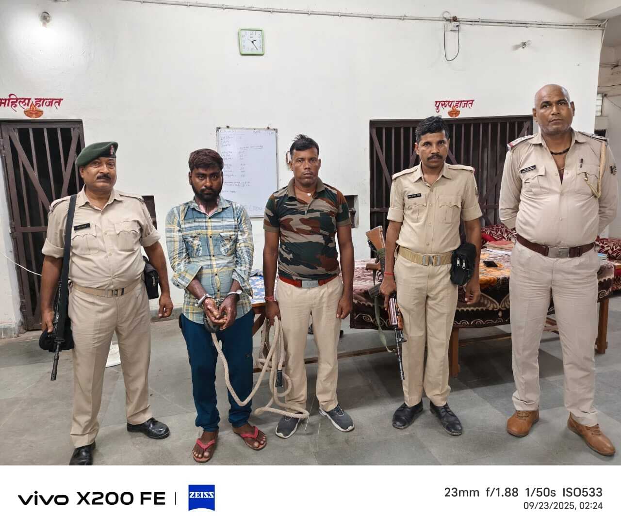 फरार अप्राथमिक अभियुक्त शिवा गिरफ्तार, मधुबनी पुलिस के किया सुपुर्द