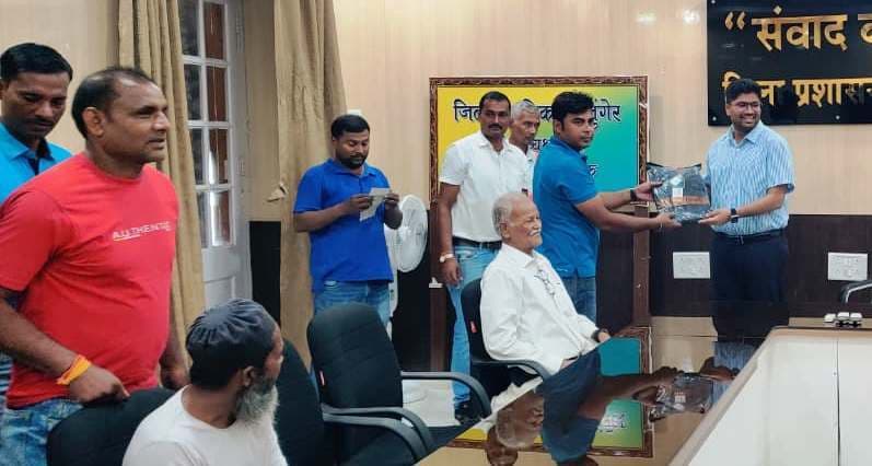 जिला फुटबॉल लीग के खिलाड़ियों को डीएम ने ट्रैकसूट देकर किया सम्मानित