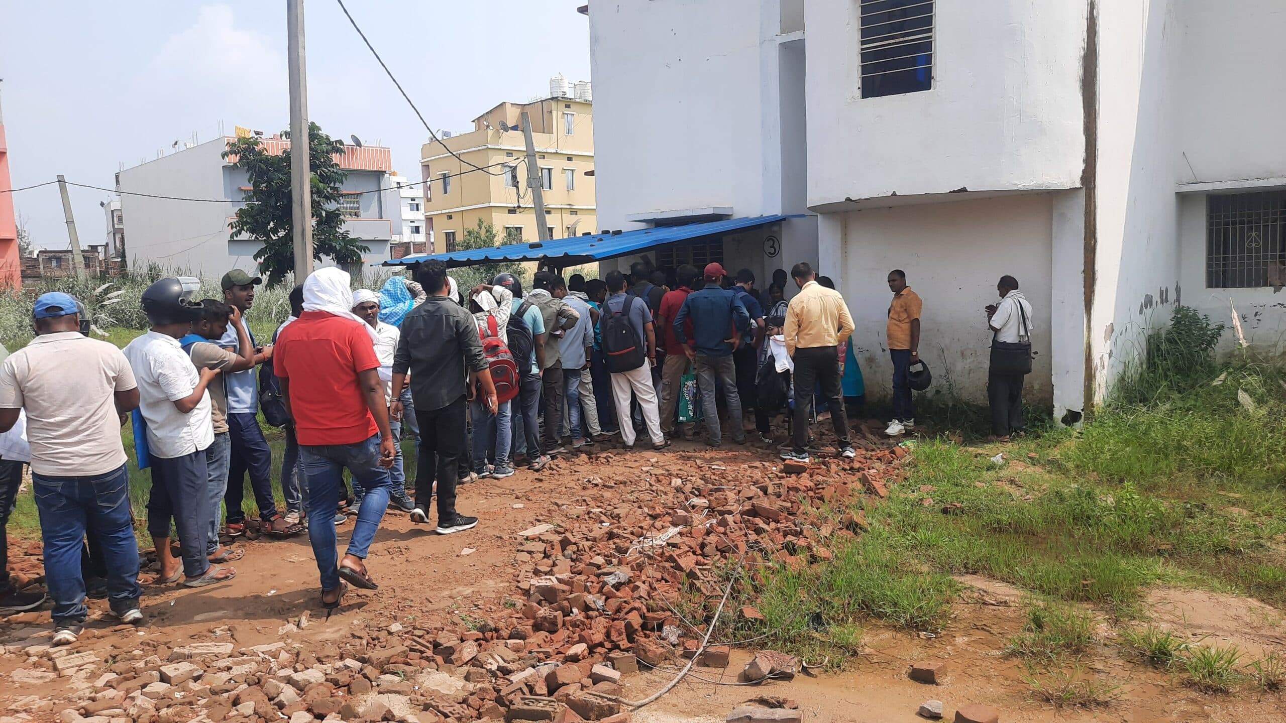 प्रोविजनल सर्टिफिकेट लेने के लिए विवि में छात्रों की लग रही लंबी लाइन