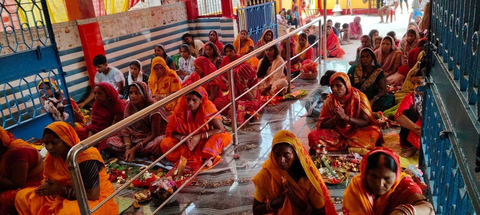 दुर्गा मंदिरों में पूजा-अर्चना के लिए उमड़ रही श्रद्धालुओं की भीड़