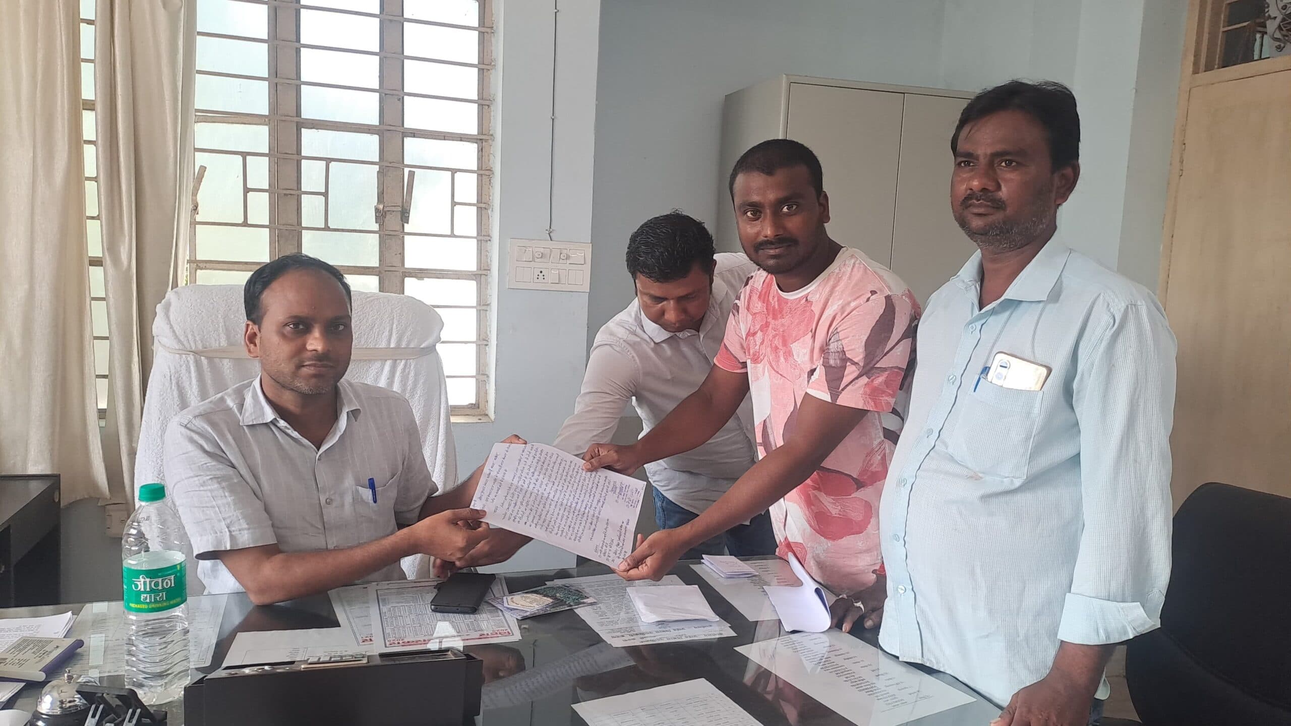 उपमुखिया व वार्ड सदस्यों ने कार्य में अनियमितता को ले सौंपा आवेदन, जांच की मांग