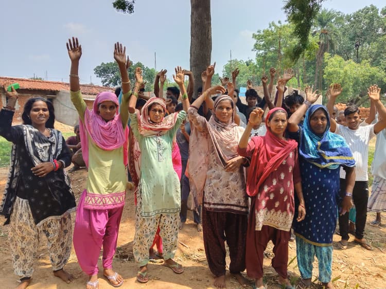 सड़क निर्माण को लेकर ग्रामीणों ने किया प्रदर्शन