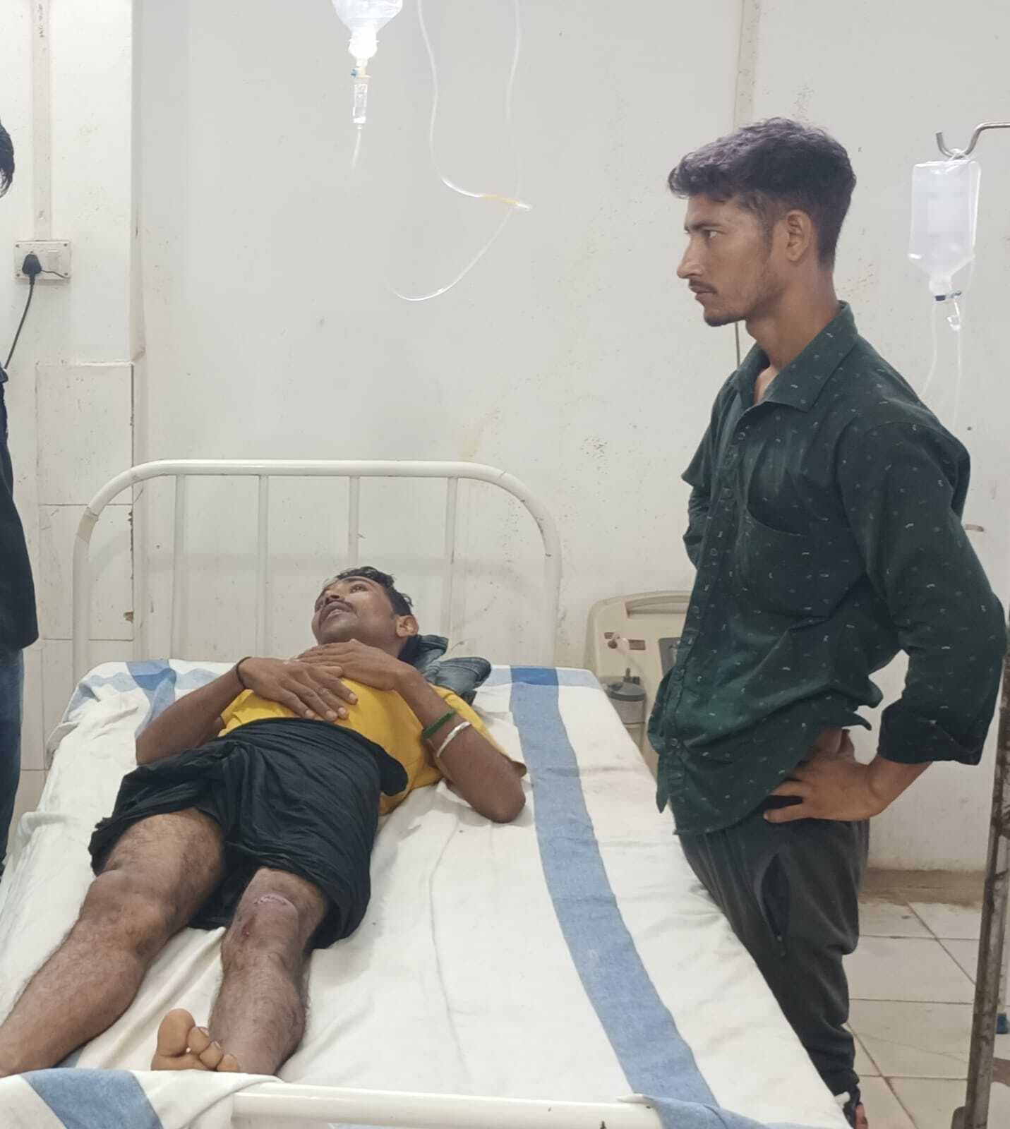 दो बाइकों की टक्कर में चालक जख्मी, रेफर